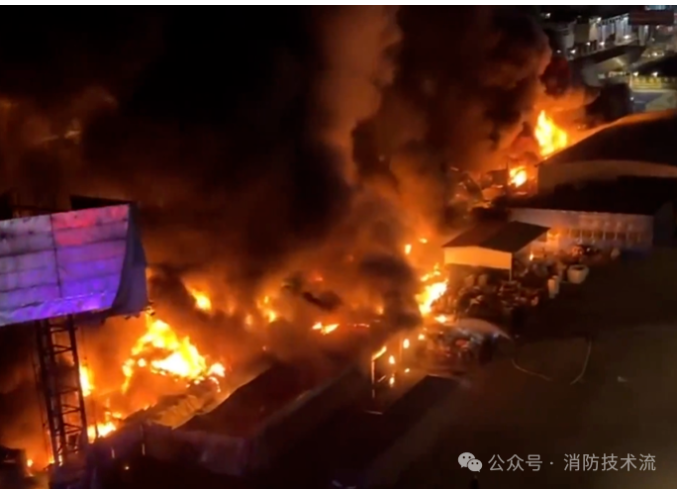 突发！佛山顺德亚洲材料城凌晨起火屋顶被烧穿！